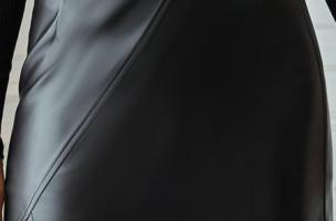 Minifalda de piel sintética con cintura alta y abertura Helia, negro