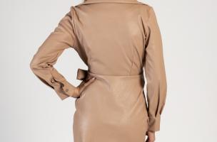 Elegante mini vestido de piel sintética con escote cruzado Margotta, marrón