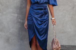 Elegante vestido midi de un hombro y falda con abertura Tirrenia, azul