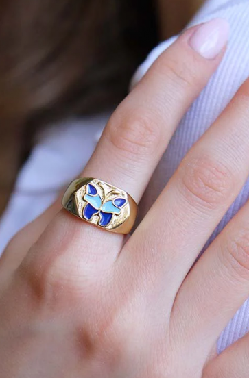 Elegante anillo con motivo de mariposa, color azul.