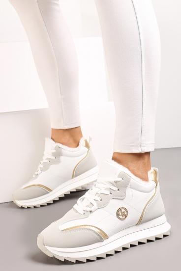 Zapatillas con detalles decorativos, blancas.