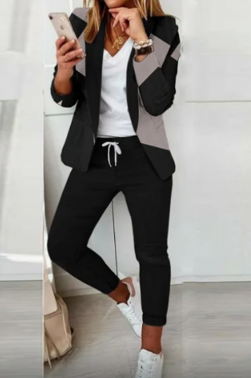 Elegante conjunto de blazer y pantalón con estampado Estrena, negro/gris