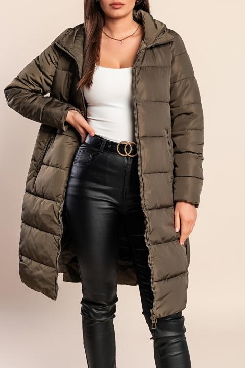 El modelo mide 170 cm y lleva una talla S.