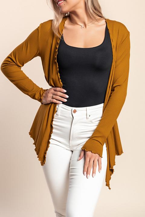 La modelo mide 175 cm y usa talla M.