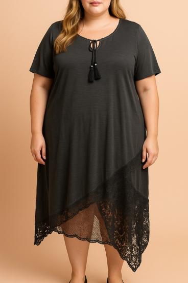 Vestido de talla grande con encaje, color gris.