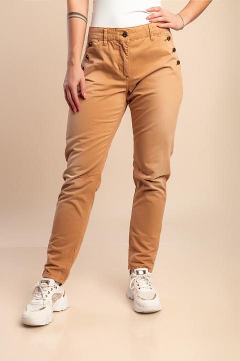 El modelo mide 170 cm