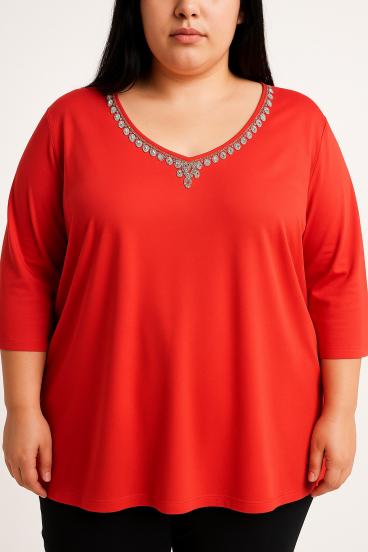 Túnica de talla grande con detalle decorativo, color rojo.