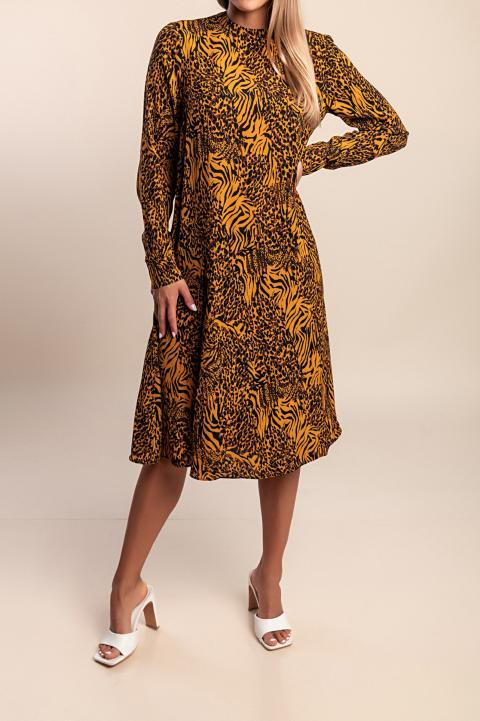 La modelo mide 167 cm y usa talla S.