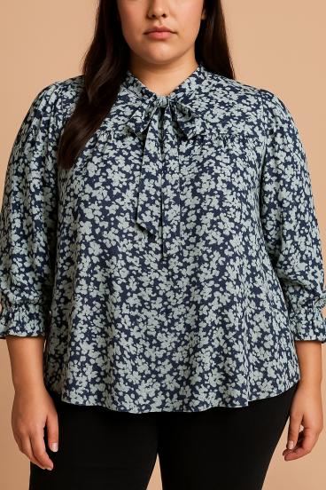 Blusa de talla grande con estampado floral, color azul.