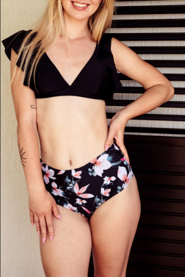 Traje de baño de dos piezas con volantes, color negro.