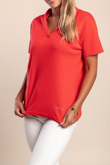 Camiseta de algodón con cuello, color rojo.