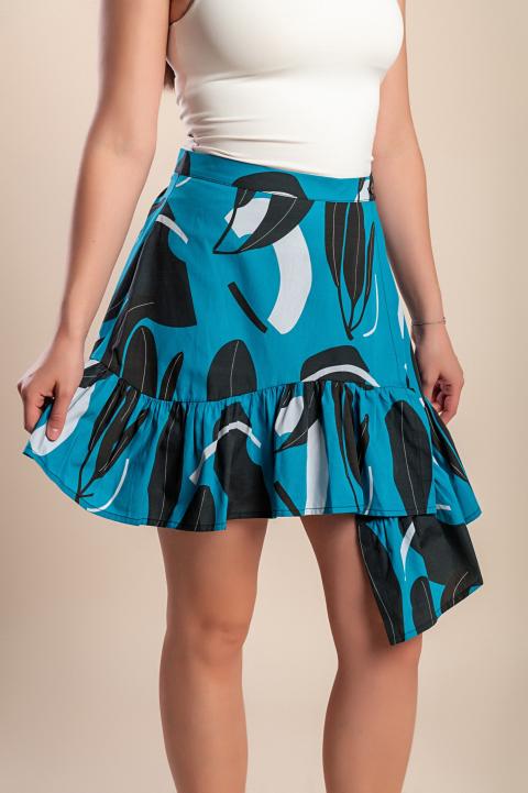 La modelo mide 170 cm y usa talla S.
