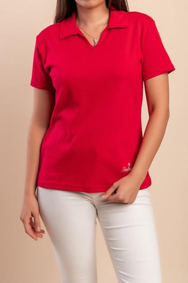 Camiseta de algodón con cuello, color rojo.