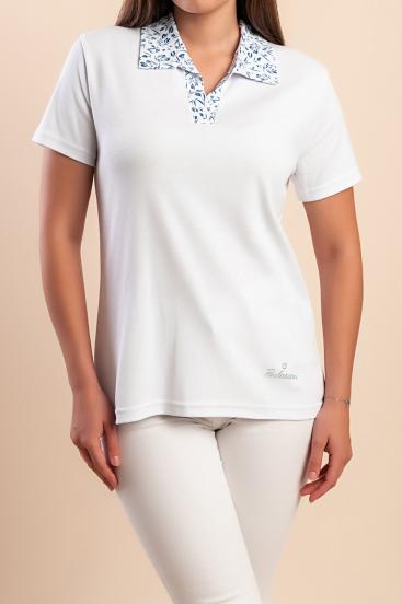 Camiseta de algodón con cuello, color blanco.