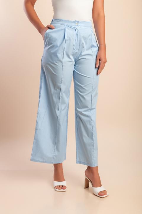 La modelo mide 170 cm y usa talla S