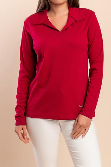 Camisa de manga larga con cuello, color rojo.