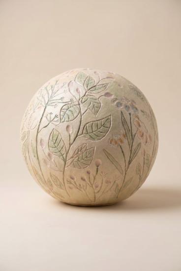 Esfera de cerámica hecha a mano con pintura floral