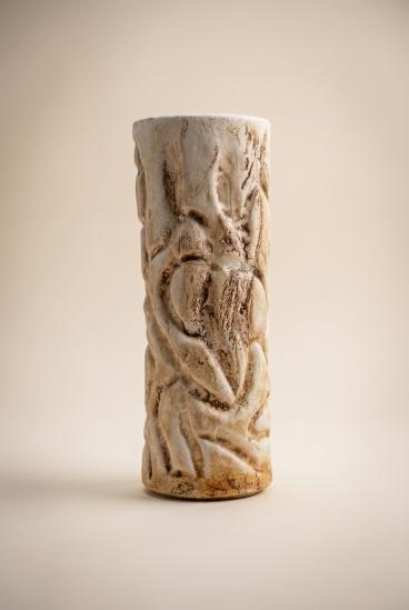 Jarrón de Cerámica en Relieve Hecho a Mano