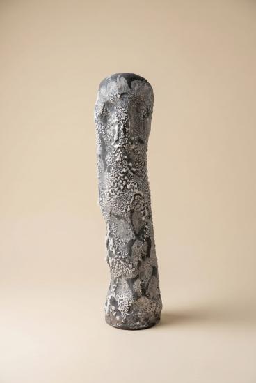 Jarrón de cerámica en relieve esmaltado hecho a mano