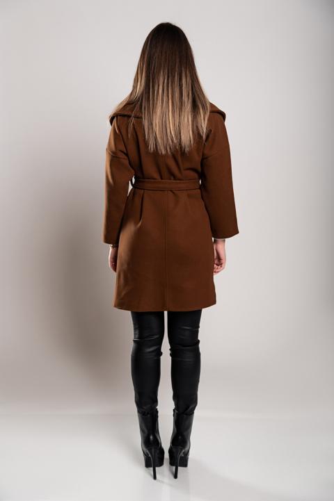 Elegante abrigo corto de cuello ancho con solapa, marrón