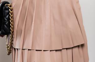 Minifalda plisada de cuero artificial con cinturón Chiqui, marrón