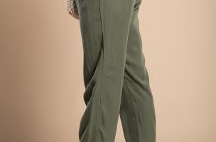 Pantalón largo con cinturón decorativo, verde oliva