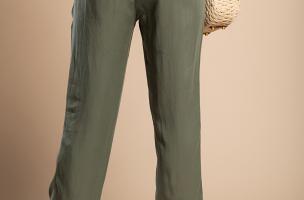 Pantalón largo con cinturón decorativo, verde oliva