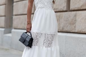 Maxi vestido elegante con detalles de encaje y crochet, blanco