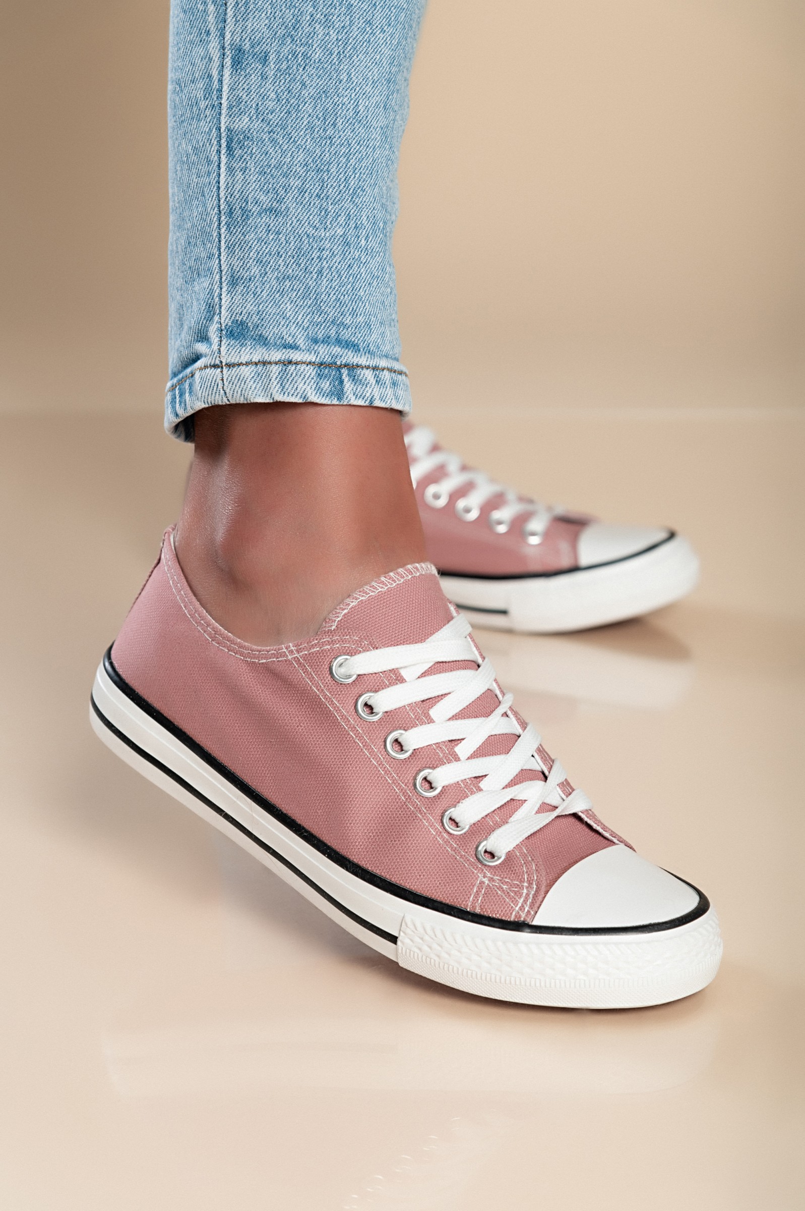 Zapatillas moda de rosa.